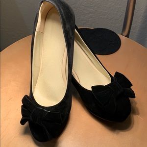 Platform black suede pumps